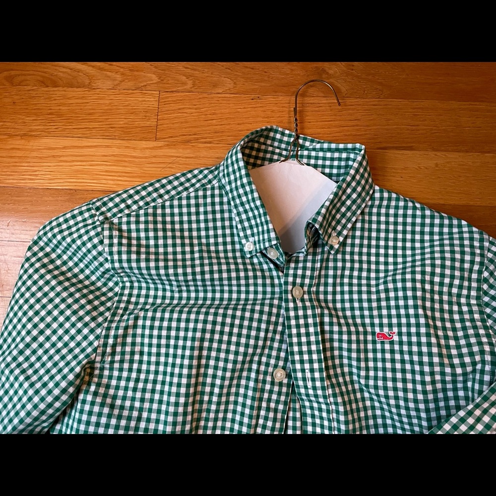 Vineyard Vines size M green shirt